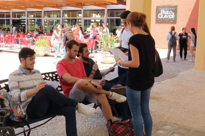 Alumnos repasan antes de la Selectividad en la UPO de Sevilla