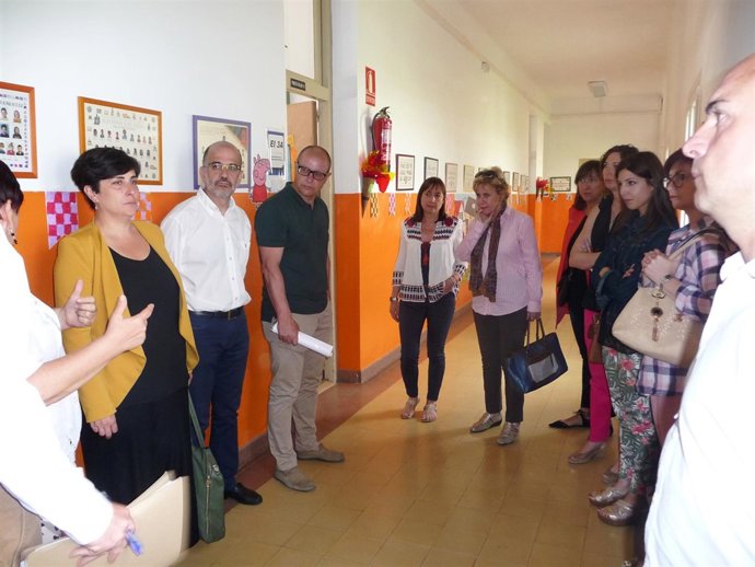 Parlamentarios visitan el colegio Alfonso X el Sabio de San Adrián.