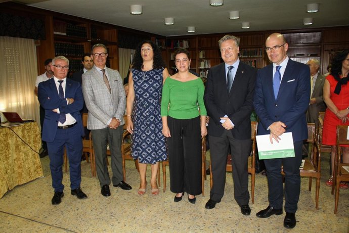 Carmona (dcha.) junto al subdelegado y la alcaldesa en el acto