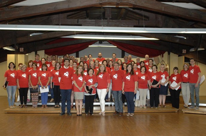 Responsables sanitarios y el Coro de Ópera de Córdoba con la camiseta de donante
