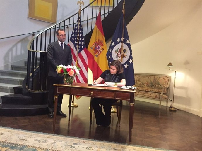 Soraya Sáenz de Santamaría y James Costos 