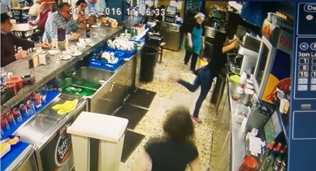 Una camarera gallega da un taconazo a una taza y la mete en el fregadero