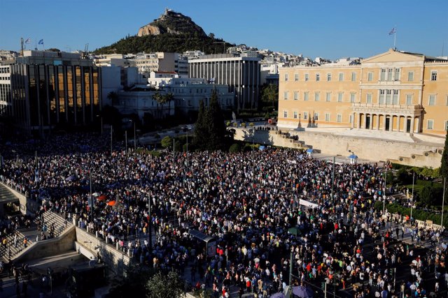 Manifestación contra el Gobierno de Tsipras ante el Parlamento