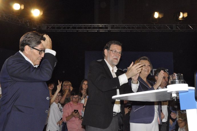 Rajoy con Arturo Aliaga y Luisa Fernanda Rudi en un mitin en Zaragoza