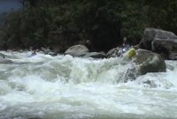 Cae a un río en el norte de Ecuador una furgoneta escolar con nueve niños de 5 a 14 años