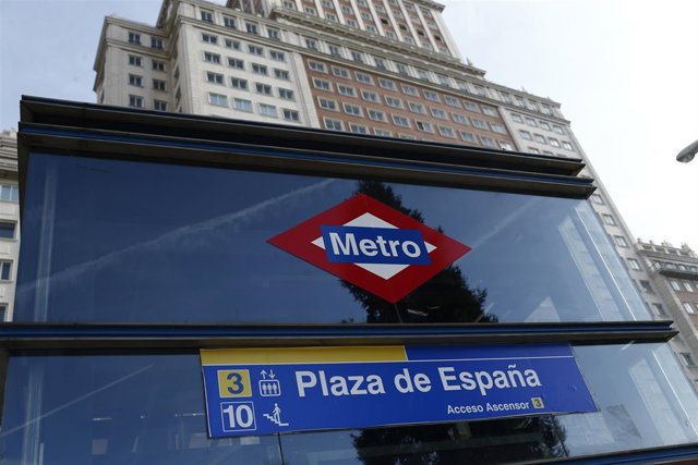 Edificio España, Metro Plaza España