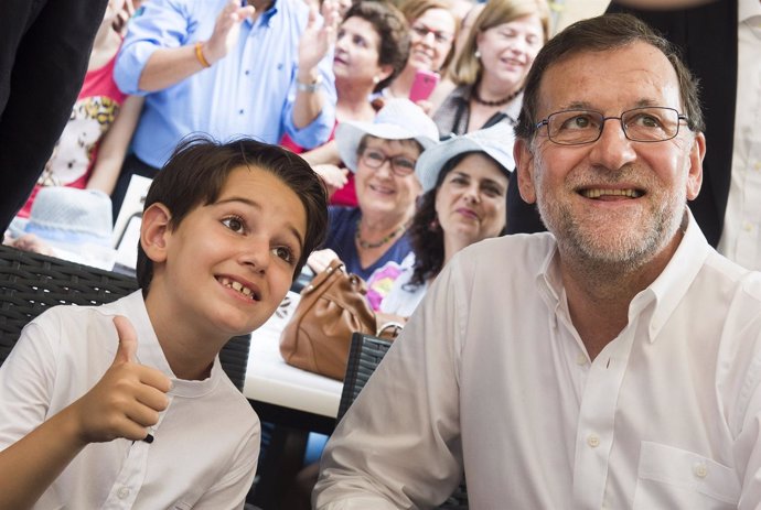 Mariano Rajoy visita a 'Pablito' su imitador en televisión