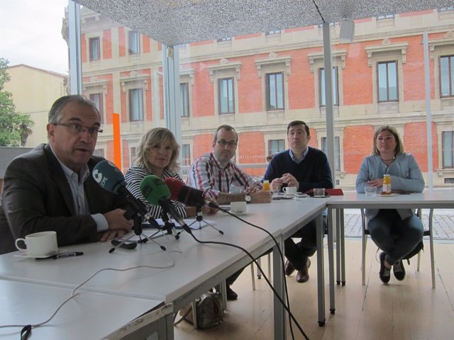 Enrique Maya junto a concejales de UPN de Pamplona