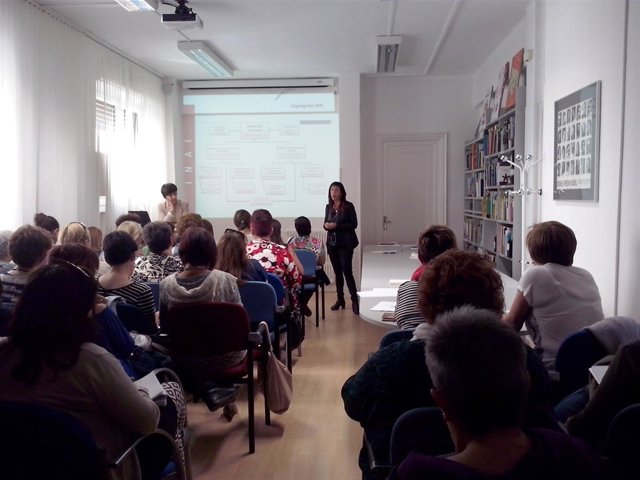 Mertxe Leránoz, directora gerente del INAI, durante la reunión con asociaciones.