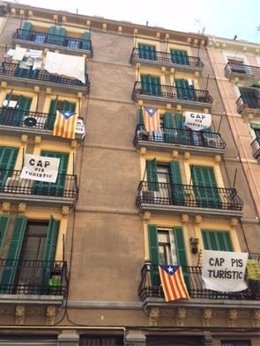 Pancartas contra pisos turísticos en Barcelona