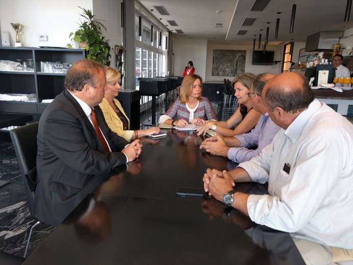 Ana Zurita se reúne con el clúster Turisfera