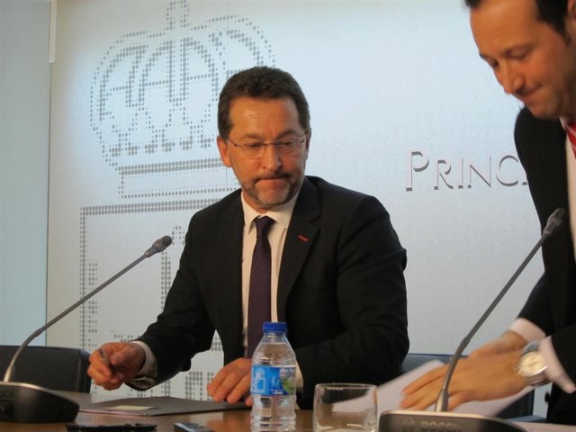 Genaro Alonso, con el consejero Guillermo Martínez, en rueda de prensa. 