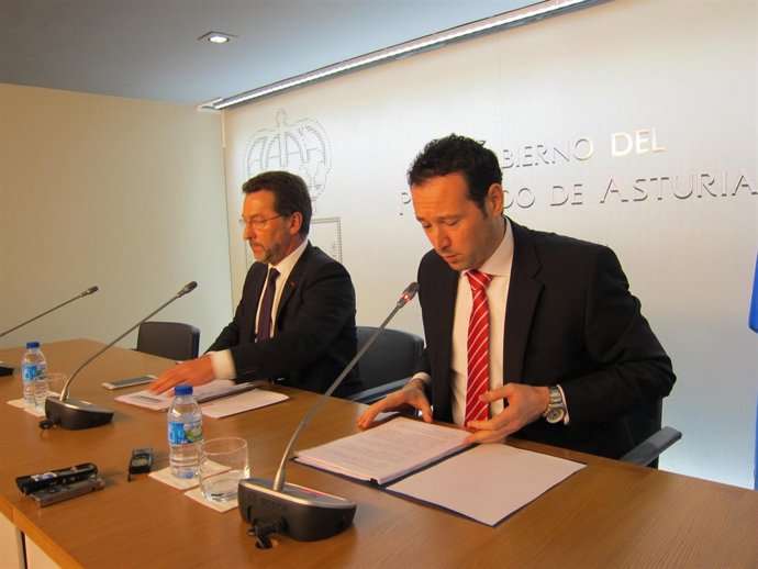 Los consejeros Genaro Alonso y Guillermo Martínez, en la rueda de prensa. 