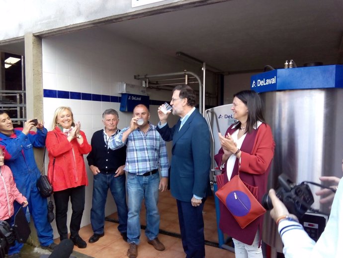 Mariano Rajoy brinda con leche en Asturias