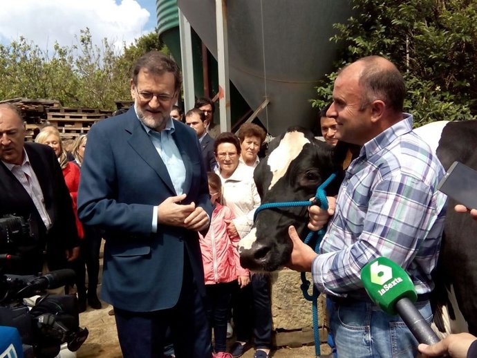 Mariano Rajoy en una explotación ganadera en Asturias