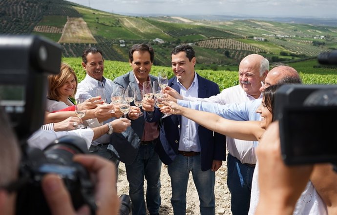 Juanma Moreno visita un lagar de Montilla