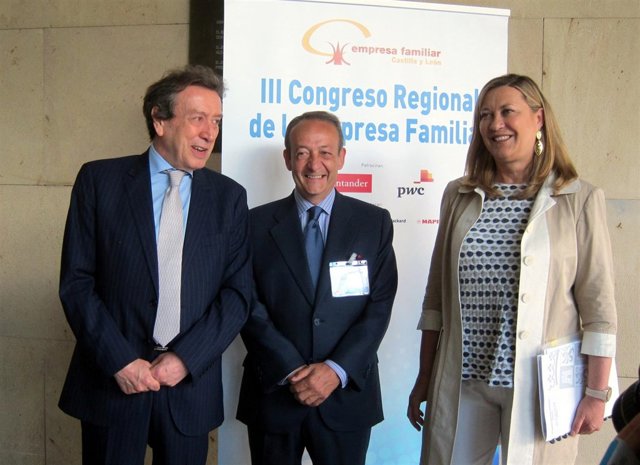 De Santiago-Juarez (I), José Miguel Isidro (c) y Del Olmo (D)