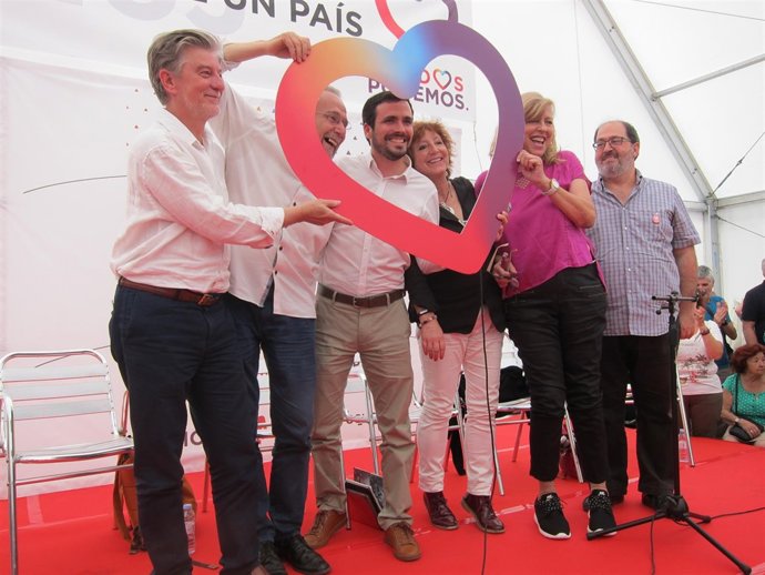 Alberto Garzón, junto a los candidatos de Unidos Podemos hoy en Zaragoza