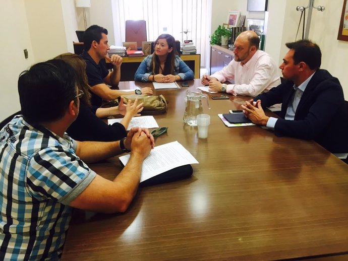 Reunión del PSOE con los representantes de los trabajadores de la base de Morón.