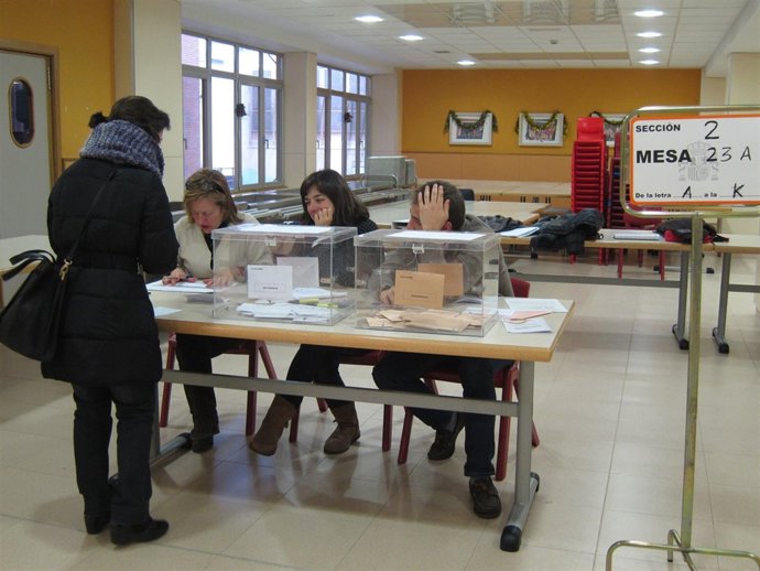 Una zaragozana votando este domingo en las elecciones generales