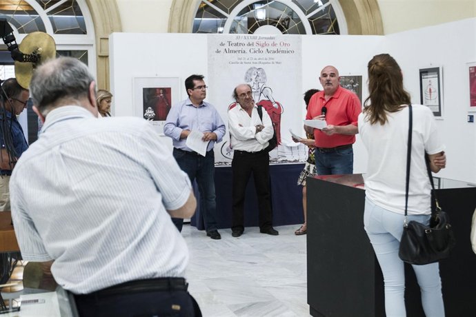 La inauguración ha contado con una visita didáctica por la exposición.