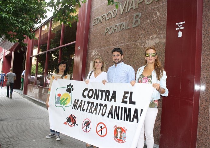 Los miembros de IU a la salida del juzgado.