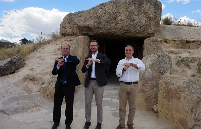 Manuel Barón, Javier Maroto y Elías Bendodo en los Dólmenes 