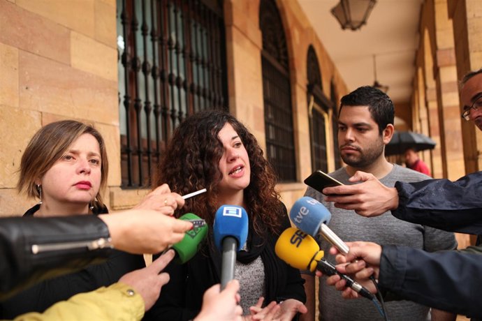 Sofía Castañón (UP) junto a Ana Taboada y Rubén Rosón, concejalesde Somos Oviedo