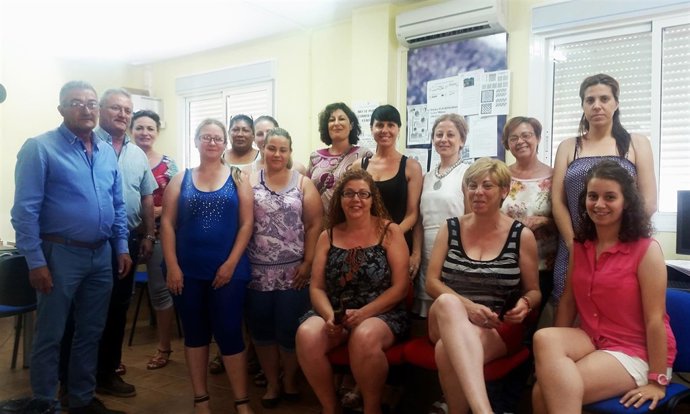 Las autoridades locales y la diputada de Igualdad han visitado el taller.