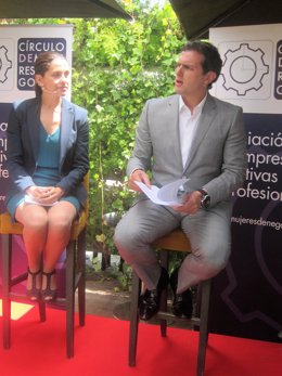 Albert Rivera e Inés Arrimadas (C's) en un acto electoral con empresarias