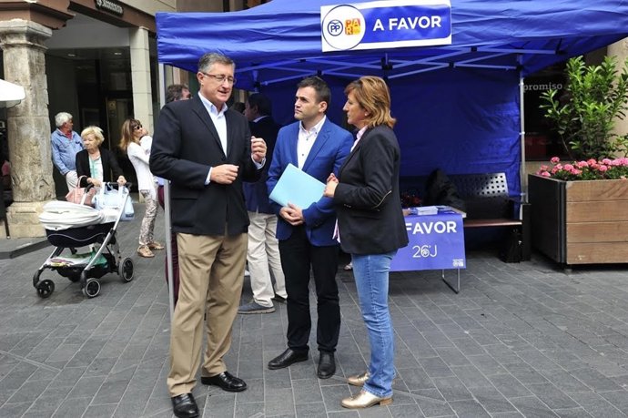 Candidatos del PP Teruel en una mesa informativa