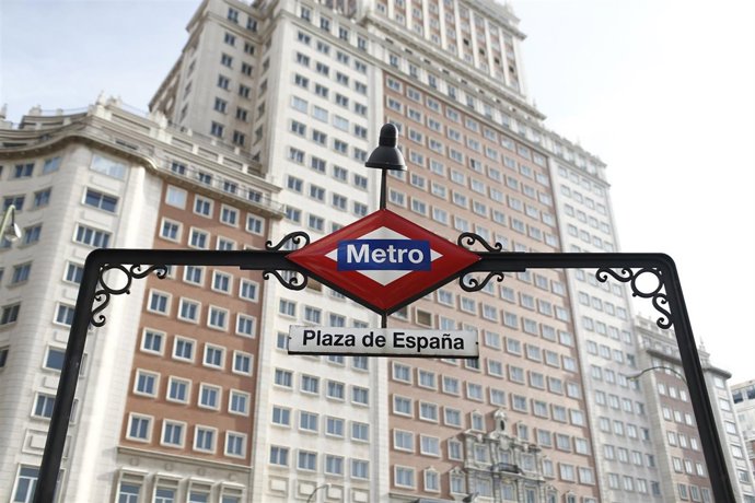 Edificio España, Metro Plaza España