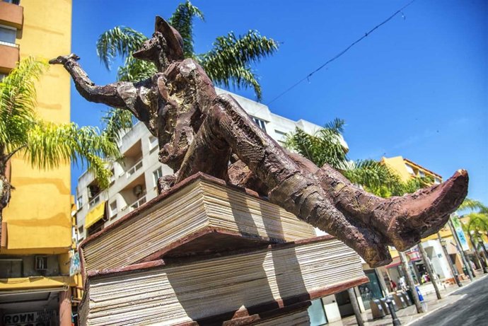 Plaza Costa del Sol de Torremolinos se convierte en página de libro de Quijote