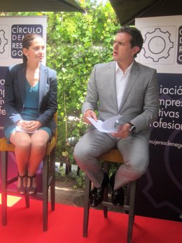 Albert Rivera e Inés Arrimadas (C's) en un acto electoral con empresarias