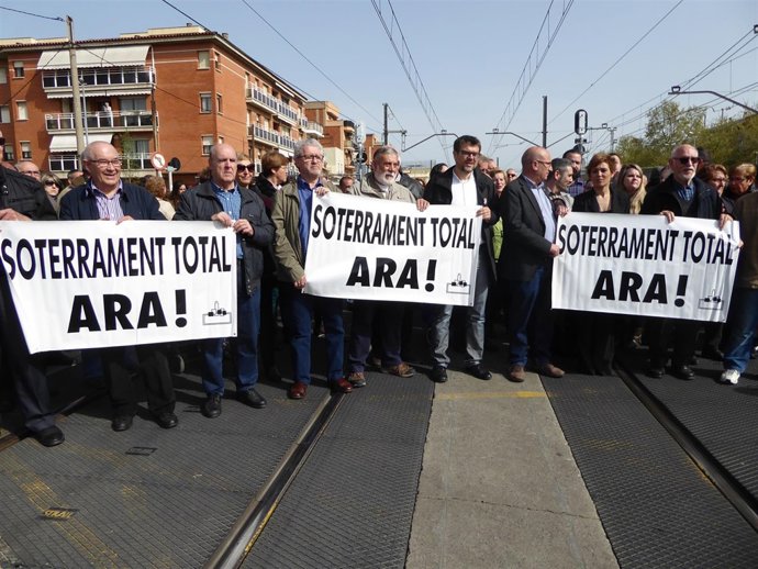 Vecinos de Montcada i Reixac piden soterrar las vías del tren