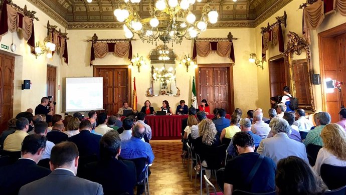 Ortiz y Fiscal presentan el borrador al sector