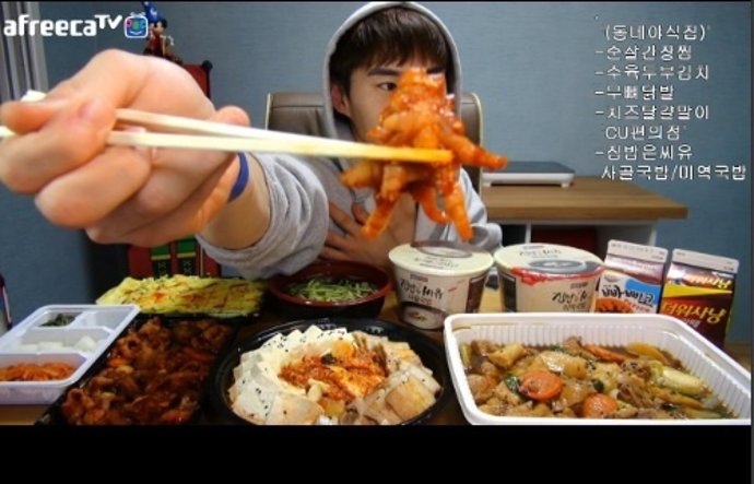 Chico cena delante de la cámara