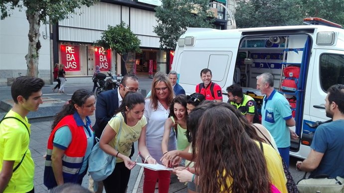 Luna (centro), con los alumnos y profesionales sanitarios