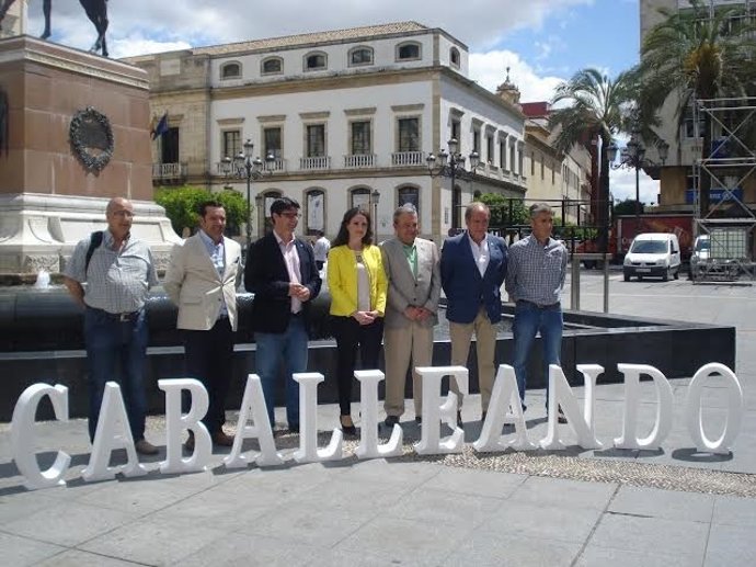 Gómez (centro), entre García (izda) y Alcalde, durante la presentación