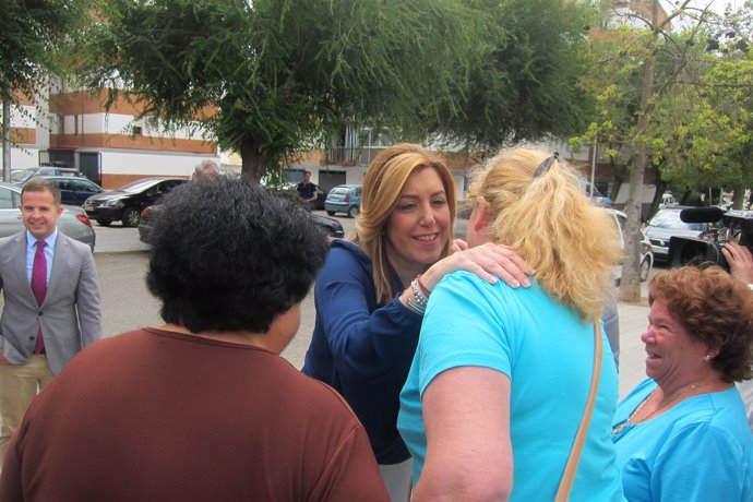 Susana Díaz saluda a varias mujeres a su llegada a la residencia.