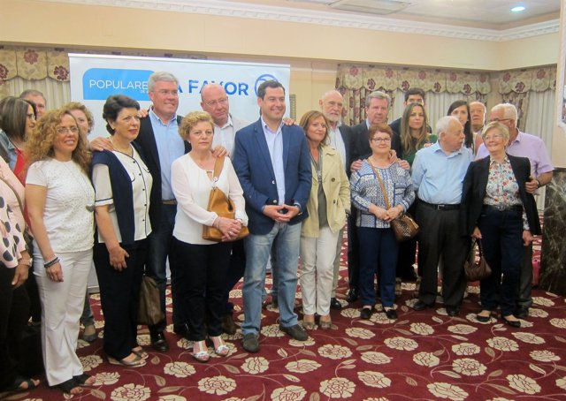 Moreno (c) junto a representantes del PP de Jaén y colectivos sociales.