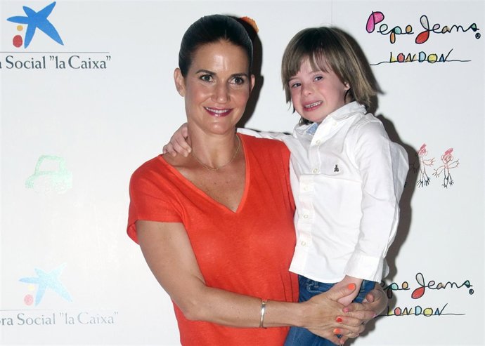 Samantha Vallejo Nájera junto a su hijo Roscón/ Europa Press