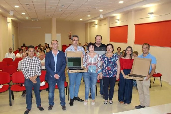 Carmona y Martín durante la entrega de equipos informáticos