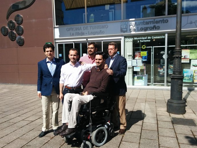 Baena, con camisa blanca, y el candidato al Senado, con compañeros de partido