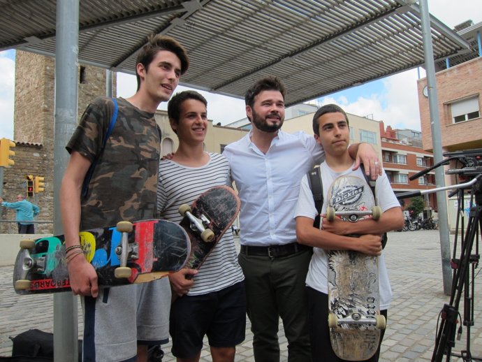 Gabriel Rufián (ERC) con unos 'skaters' de Horta