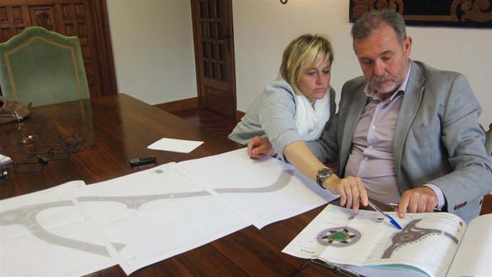 La alcaldesa y el concejal de Obras presentan el proyecto de la rotonda de Alday