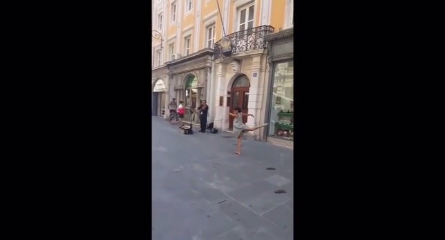 Un padre árabe anima a su hija a bailar con un violinista en la calle