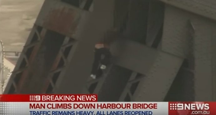 Imagen del hombre subido al Puente de la Bahía de Sídney