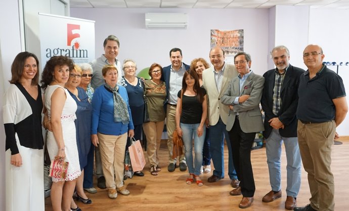 El presidente del PP-A, Juanma Moreno, visita a la asociación Agrafim