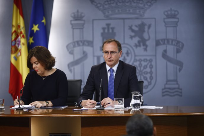 Alfonso Alonso y Soraya Sánez de Santamaría tras el Consejo de Ministros